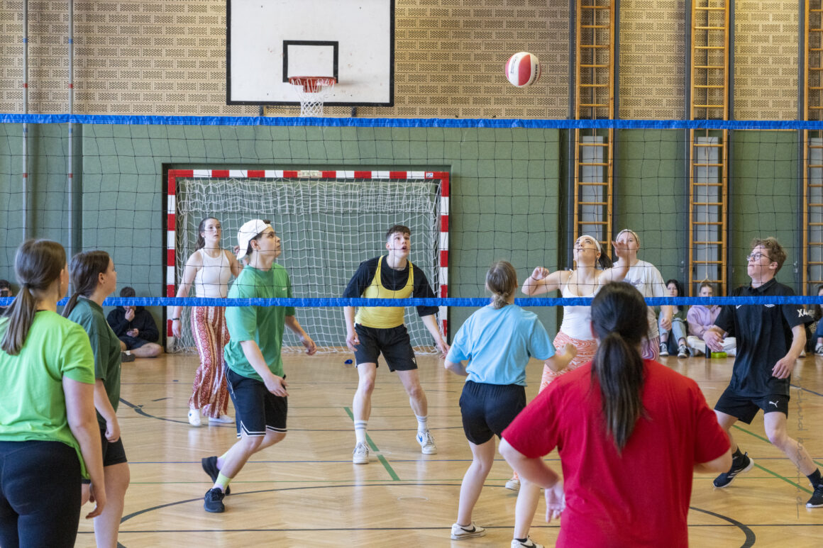 Faschings-Volleyballturnier stärkt Schulgemeinschaft