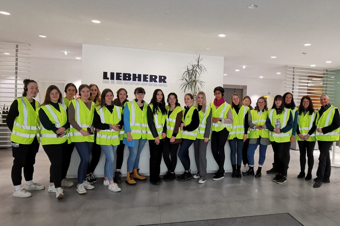 gruppe-bei-werksführung Unterwegs nach Lienz Fachexkursion der HLW zu Liebherr