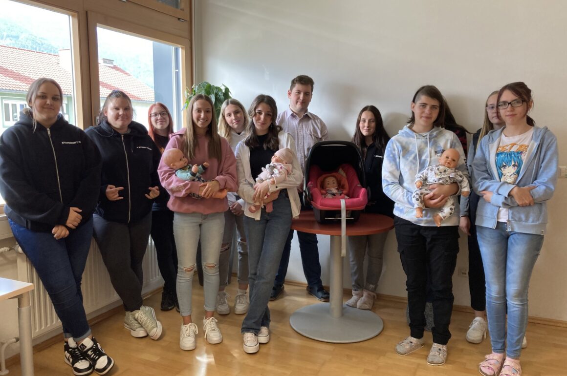 Presse_Gruppe_2FSB Jetzt ist es soweit – HLW-SchülerInnen starten ins Familienpraktikum!