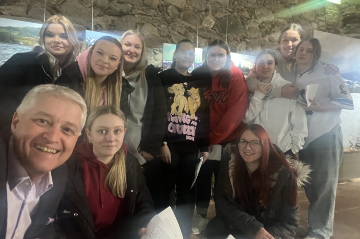 Galeriebesuch der HLW Spittal im Schloss Porcia