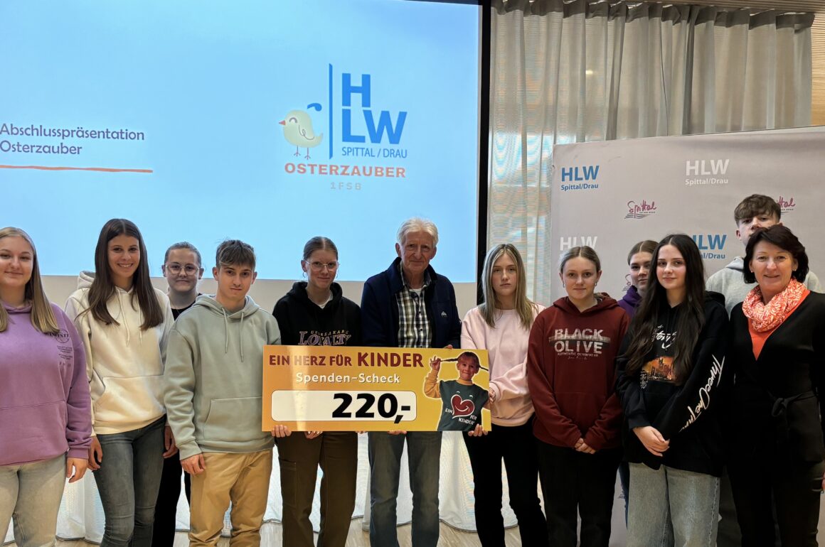 Foto 1_Spendenübergabe_zugeschnitten Schülergruppe der ersten Klasse Fachschule für Sozialberufe der HLW Spittal im Einsatz