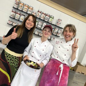 Absolvent:innen der dreijährigen Fachschule für Wirtschaft schließen Fachausbildung ab