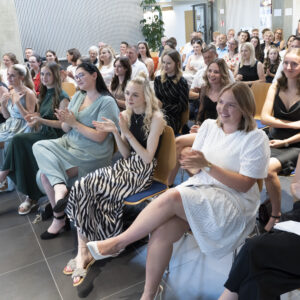 Das letzte Kapitel im HLW-Erfolgsbuch von 35 Maturantinnen und Maturanten ist geschrieben – erfolgreich mit weißer Fahne zum Schulabschluss!