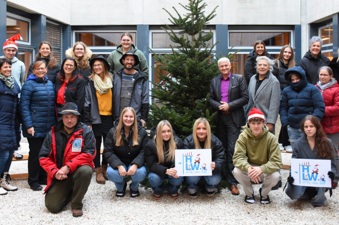 HLW_Spittal_Christbaum_2024_4K Advent an der HLW Spittal/Drau – ein Klassenprojekt der 2FSB