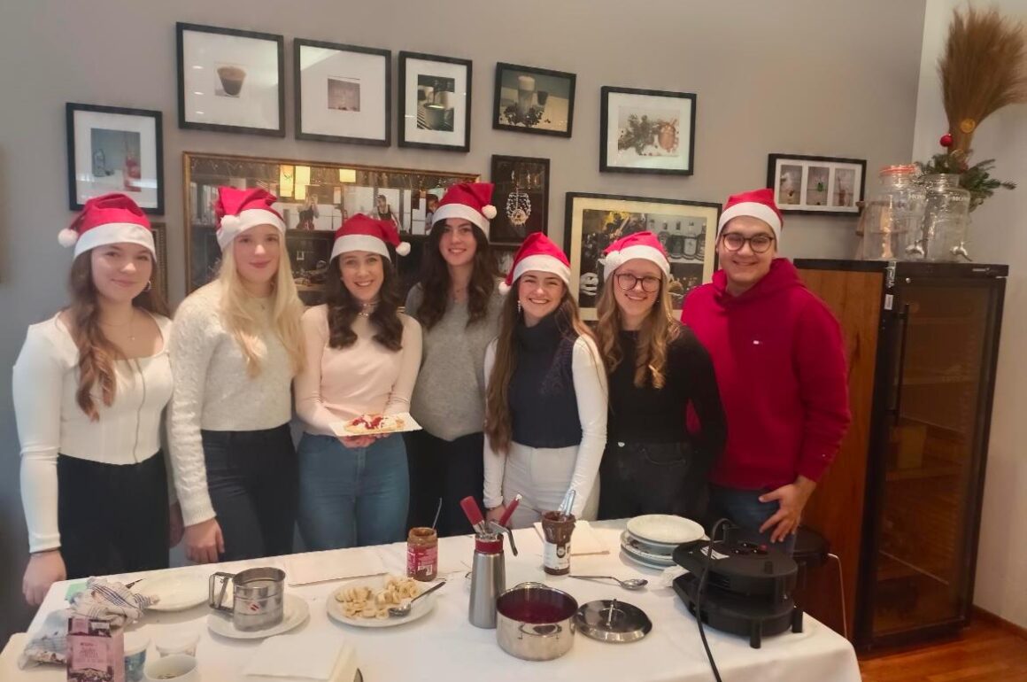 Gruppe_Schülervertreter_Ballteam Die Schüler/innen der 5AHW zeigen, wie man Wirtschaft macht