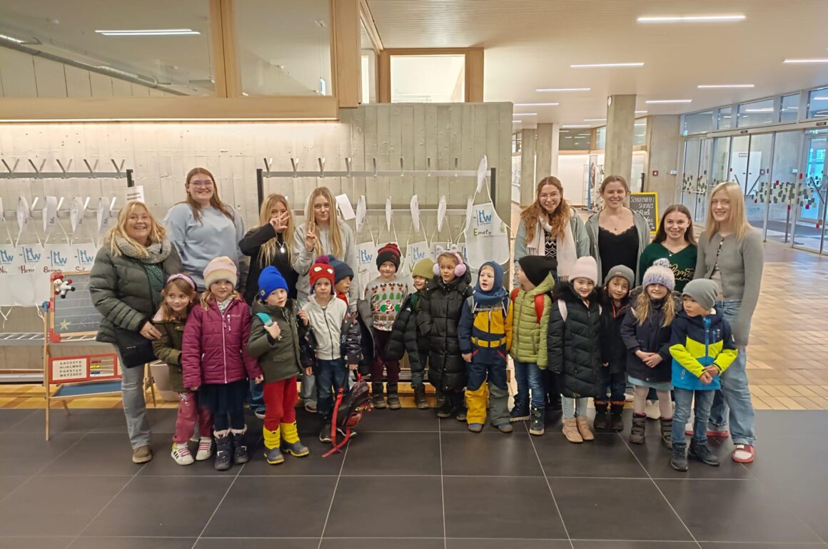 Gruppenfoto_Projekt_2FSB Weihnachtlicher HLW-Kinderevent