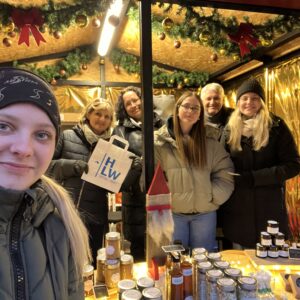 HLW präsentiert ihre Wirtschaftswerkstatt-Produkte am Weihnachtsmarkt beim Schloss Porcia