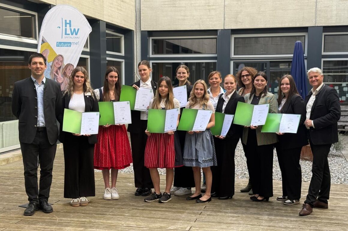 Weinexpertengruppe_WEB Neun neue Weinexpertinnen an der HLW Spittal ausgezeichnet