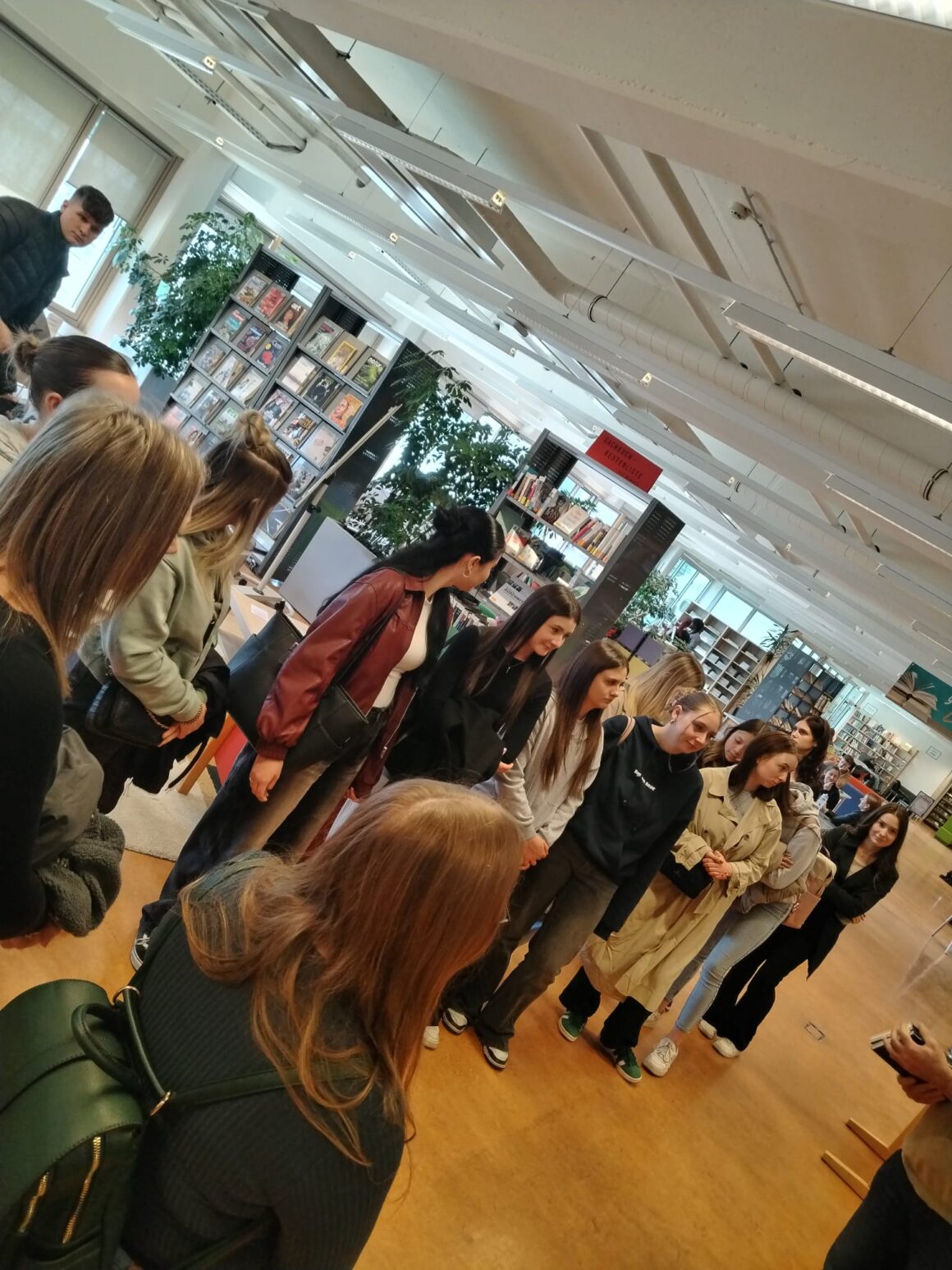 Exkursion_4BHW_Universitätsbibliothek_Klagenfurt_und_Kärnten_Werbung  Exkursion zur „Universitätsbibliothek Klagenfurt“ und „Kärnten Werbung“ in Klagenfurt