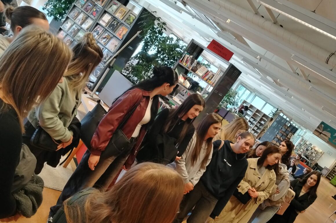 Exkursion_4BHW_Universitätsbibliothek_Klagenfurt_und_Kärnten_Werbung  Exkursion zur „Universitätsbibliothek Klagenfurt“ und „Kärnten Werbung“ in Klagenfurt