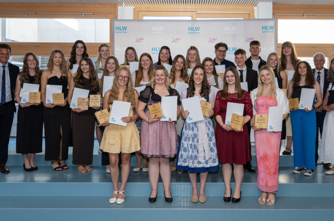 Das letzte Kapitel im HLW-Erfolgsbuch von 23 Maturantinnen und Maturanten ist geschrieben – erfolgreich mit weißer Fahne zum Schulabschluss!