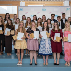 Das letzte Kapitel im HLW-Erfolgsbuch von 23 Maturantinnen und Maturanten ist geschrieben – erfolgreich mit weißer Fahne zum Schulabschluss!