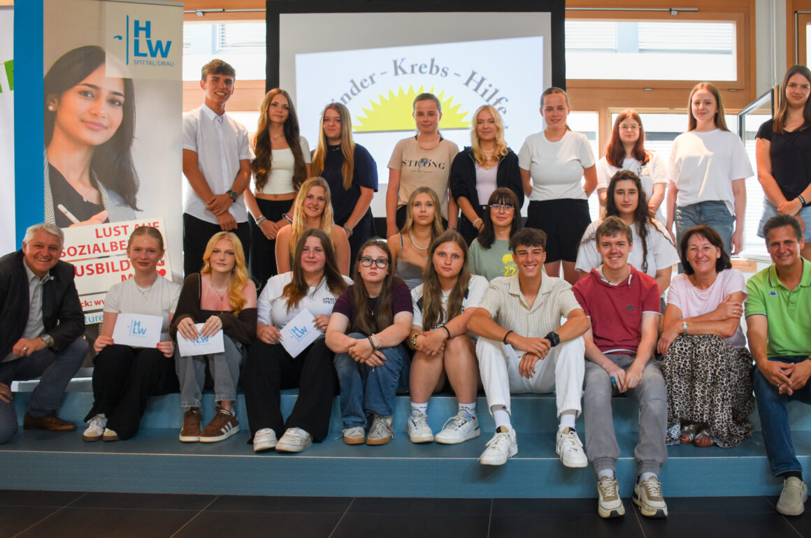 Pfand sammeln für den guten Zweck: Schülerinnen der HLW Spittal spenden 500 Euro an die Kinderkrebshilfe