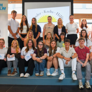 Pfand sammeln für den guten Zweck: Schülerinnen der HLW Spittal spenden 500 Euro an die Kinderkrebshilfe