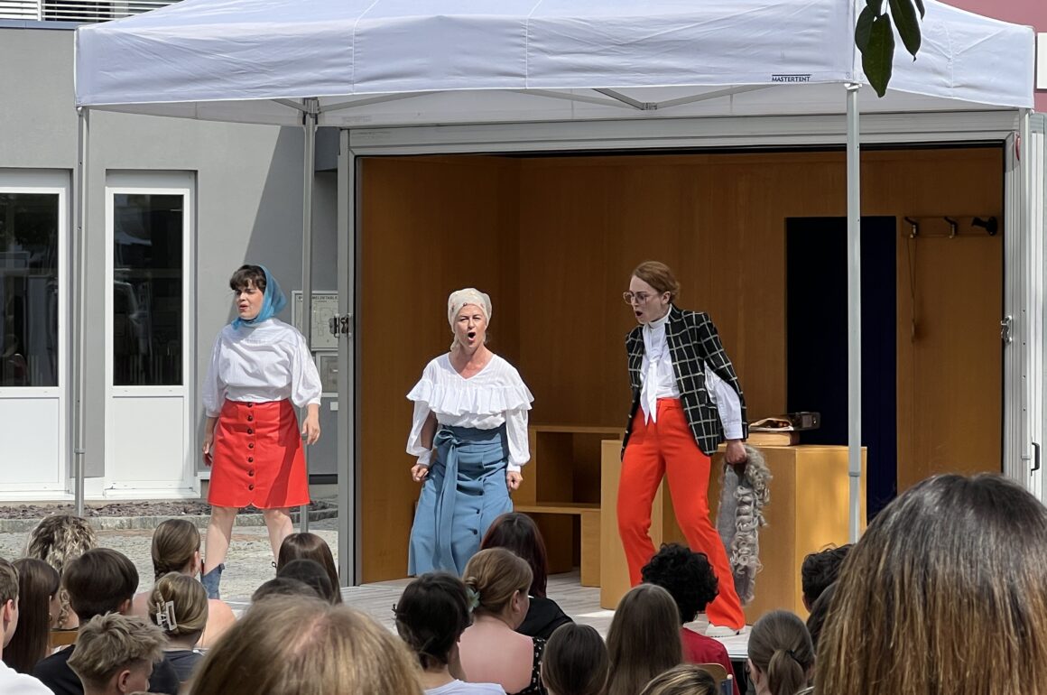 Theaterwagen des ENSEMBLE PORCIA macht Stopp an der HLW Spittal