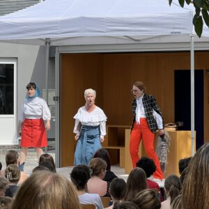 Theaterwagen des ENSEMBLE PORCIA macht Stopp an der HLW Spittal