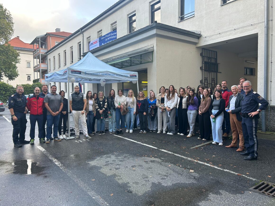 Gruppenfoto_PoliceDay2025-09-12 PI Spittal_RamsbacherJohann HLW Exkursion zum Tag der Polizei in Spittal