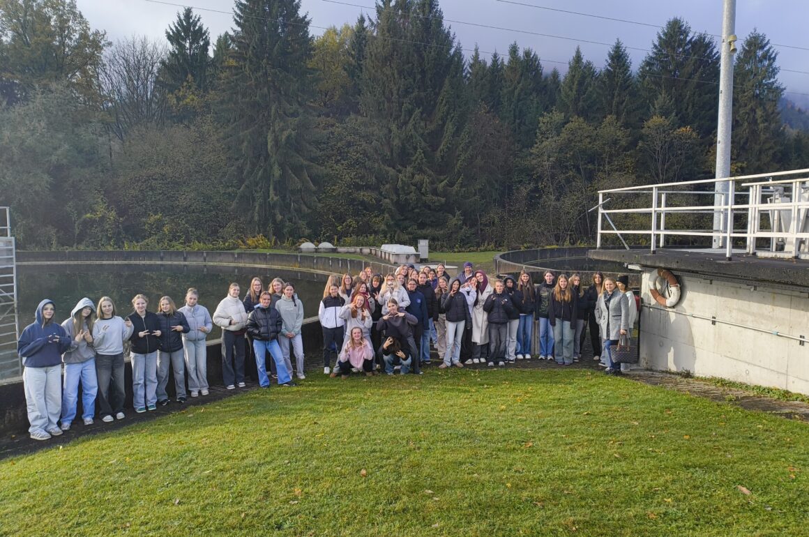 Gruppenfoto_Exkursion_Kläranlage Exkursion im Rahmen des NAWI-Unterrichts zur Kläranlage Millstätter See