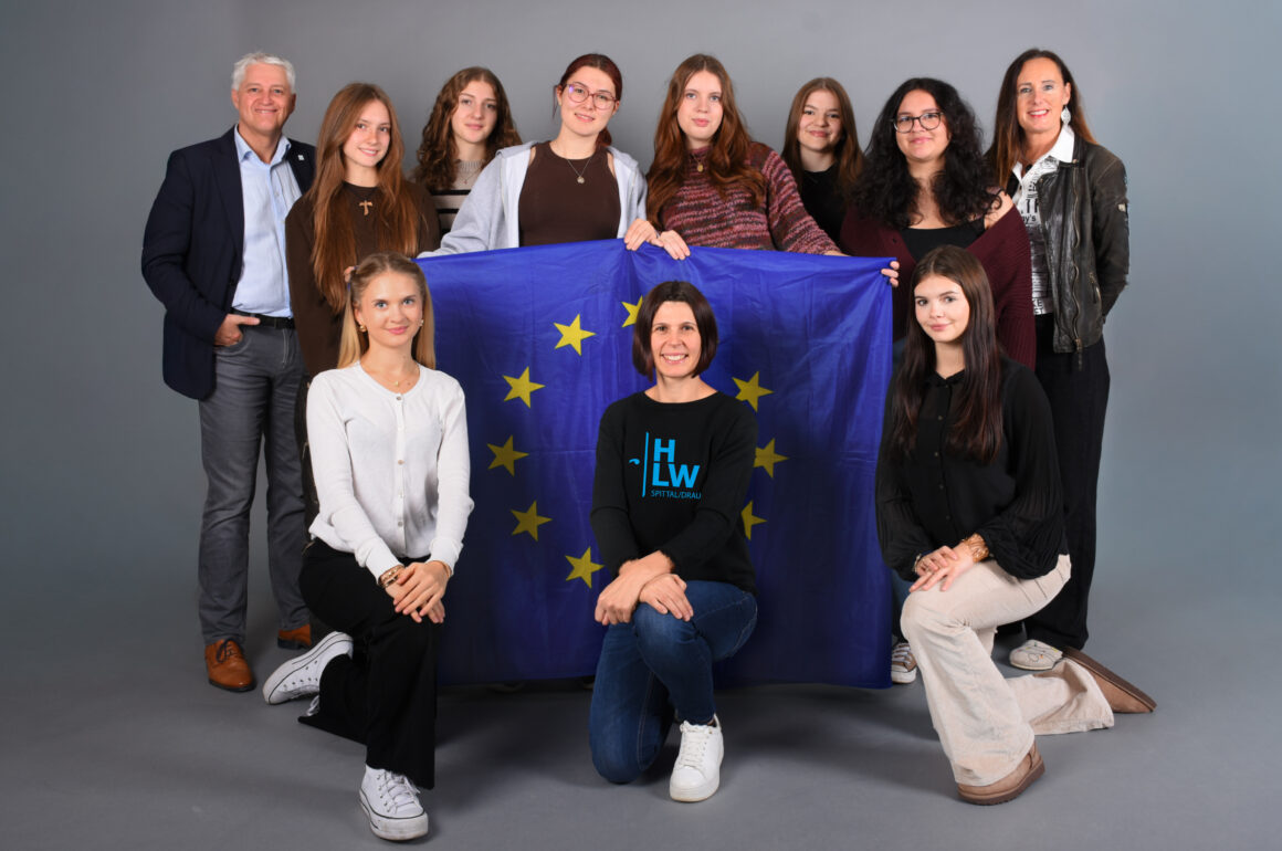 HLW_Spittal_Drau_Europa-2 8 Schülerinnen der 3 AHW wurden für die Rolle der Jugendbotschafterinnen des Europäischen Parlaments auserkoren