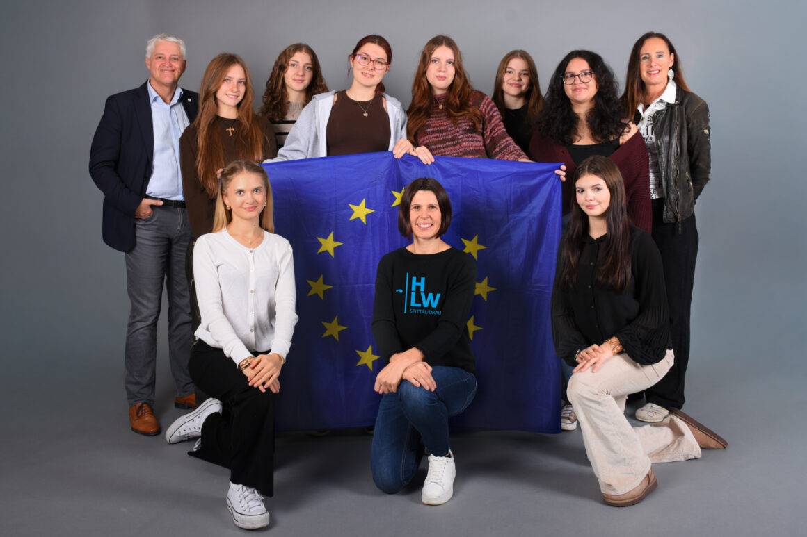 8 Schülerinnen der 3 AHW wurden für die Rolle der Jugendbotschafterinnen des Europäischen Parlaments auserkoren
