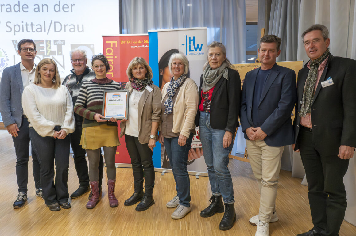 VIP_Gruppe_HLW 2025-11-27 Erich Auer -8341 HLW Spittal/Drau setzt Zeichen für globale Verantwortung: Offizielle Auszeichnung als „Fairtrade School“