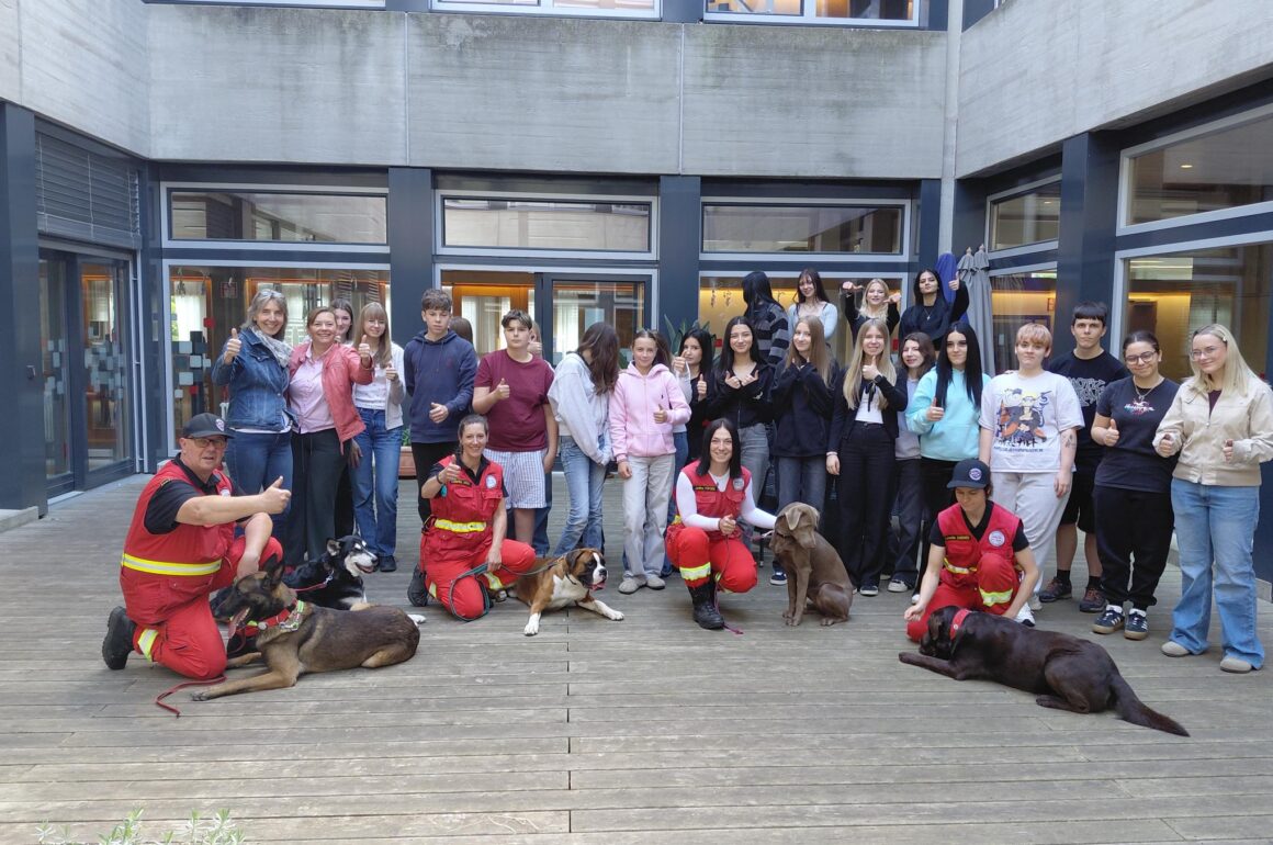 gruppe_gross_20260508_120344 Besuch der Hundestaffel Drautal in der HLW Spittal