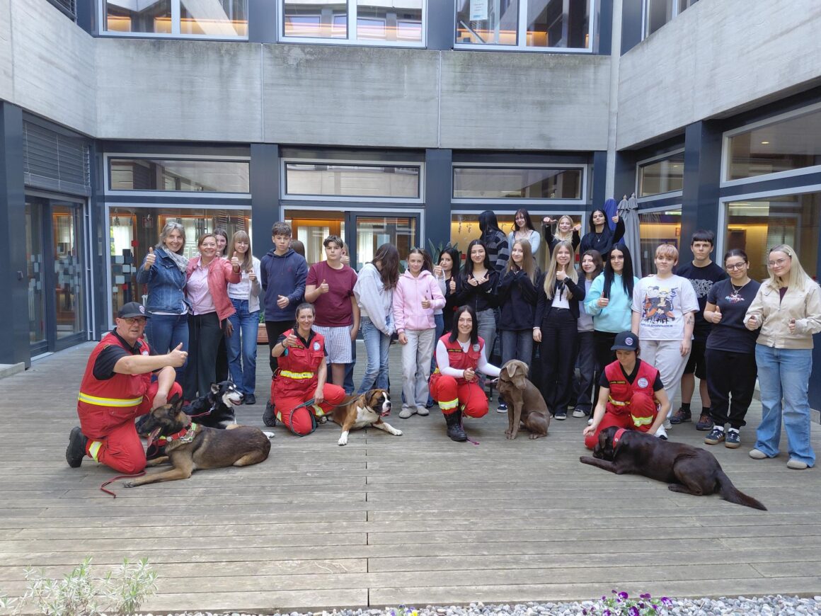 gruppe_gross_20260508_120344 Besuch der Hundestaffel Drautal in der HLW Spittal
